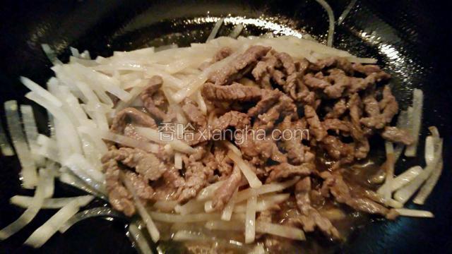 萝卜丝炒透明状，放入牛肉丝，加少量盐调味出锅。