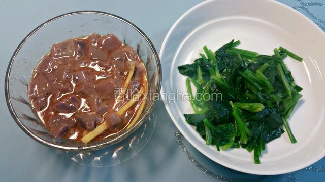 菠菜焯熟捞出放冷水过凉，切换的猪肝用姜丝，料酒，盐，少许生粉腌渍。