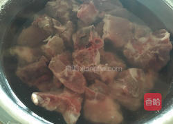 酸辣牛骨汤的做法图解1