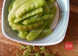 荷兰豆炒火腿肠的做法图解2