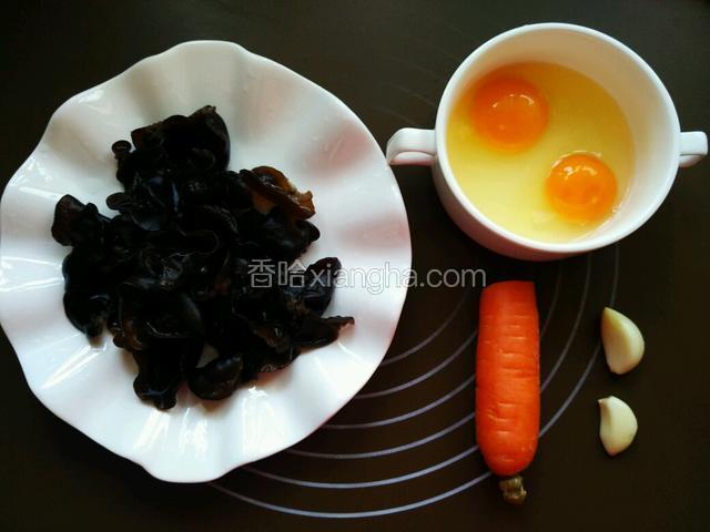 准备好所有食材，木耳提前泡发，去除根蒂洗干净备用。