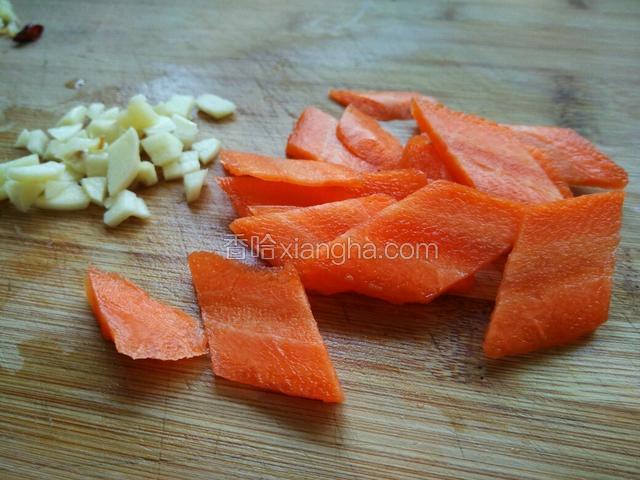 胡萝卜切成菱形片，蒜头切小丁。