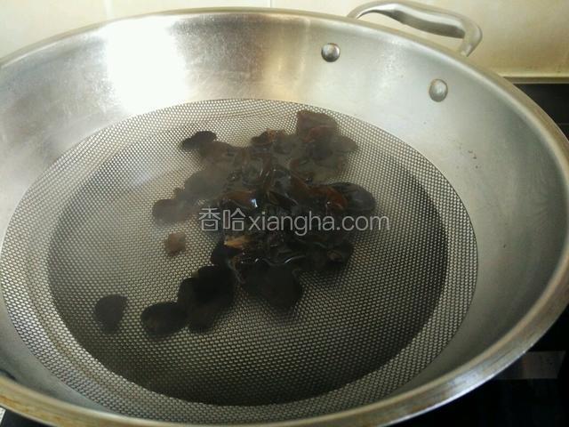 烧适量开水，将木耳焯一下