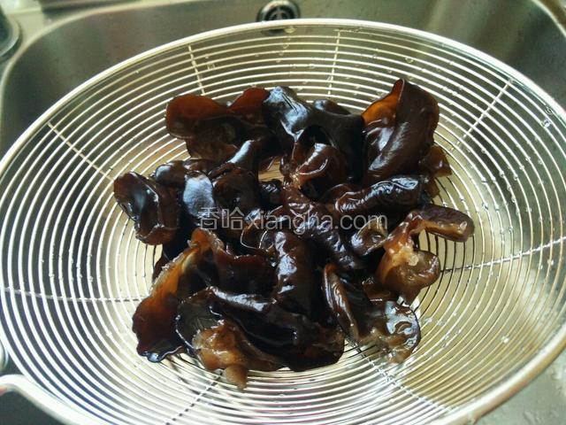 过清水沥干待用。