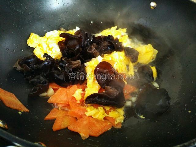 倒入木耳，翻炒均匀，加入适量食盐调味即可。
