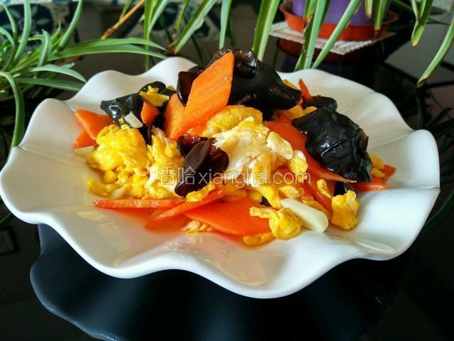 装盘，营养又美味的木耳炒鸡蛋就做好了。