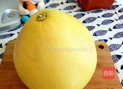 巧扒柚子皮的做法图解1