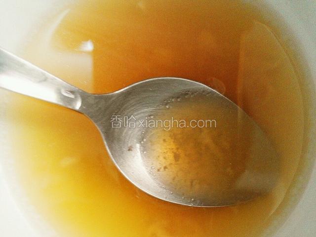 用勺子把蒸出来的豆酱汁取出部分