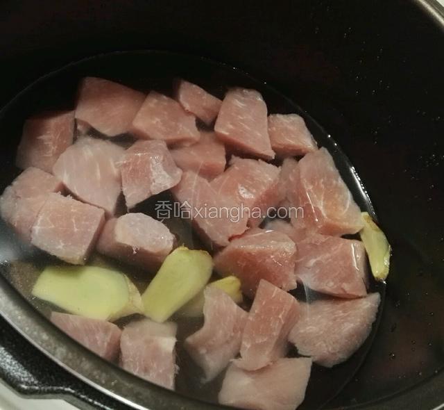 把肉和姜片放入高压锅，打（肉/鸡）档，把肉煮熟。