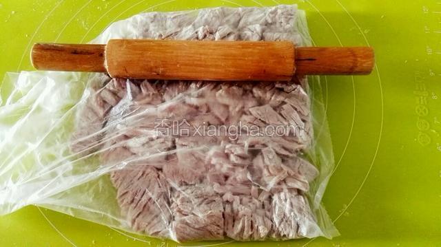 放入食品袋，用擀面杖擀碎
