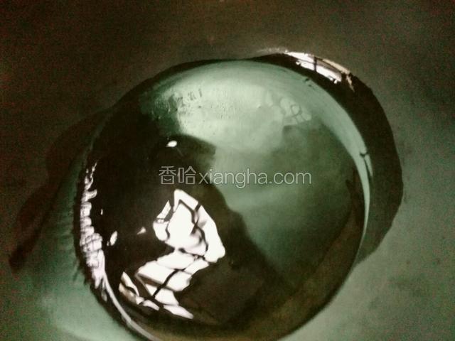 锅里热油。