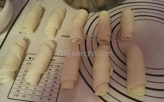 从一个方向卷起，其余依次做好，继续放置15分钟，再重复一次步骤11.12