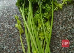 鲜鱿炒芹菜的做法图解1