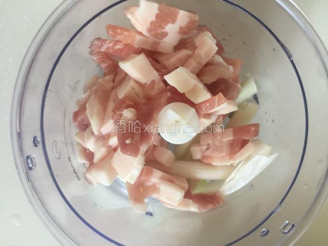 猪肉切丁和葱一起放入料理机绞碎。