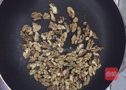 挂霜核桃的做法图解1