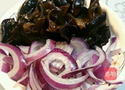 洋葱拌木耳的做法图解2