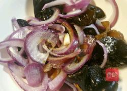 洋葱拌木耳的做法图解3