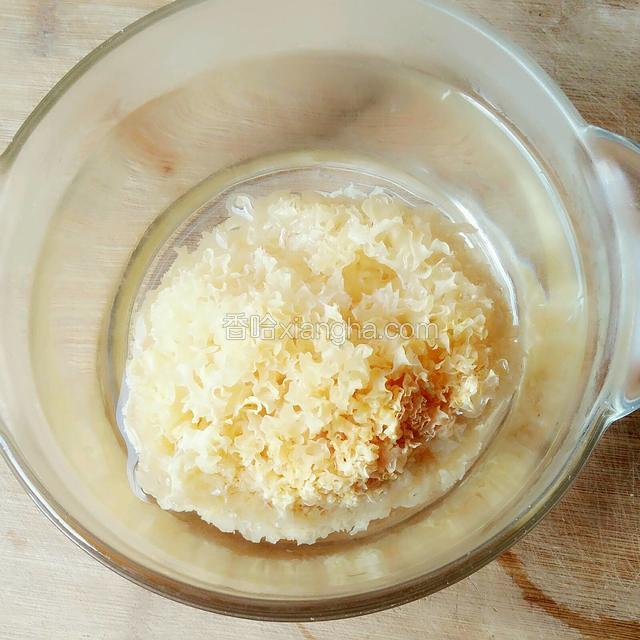 银耳用水泡开