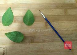 制作蛋糕装饰～巧克力叶子的做法图解2