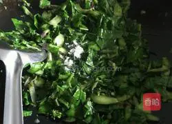 Illustration of how to make kale, ham and fried rice 8