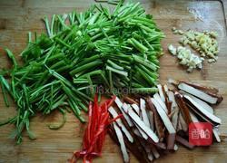 香干炒芹菜的做法图解1