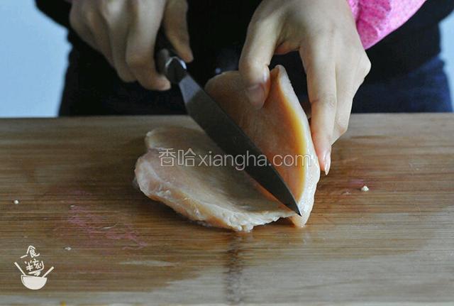 鸡胸肉去掉杂质，用刀背十字花刀打几下