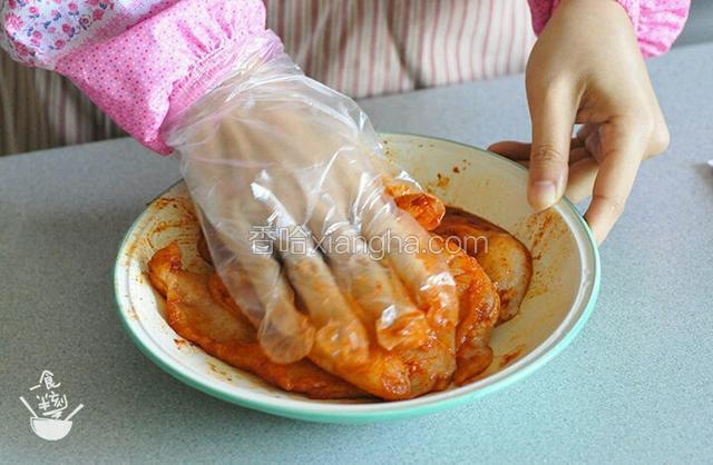 放入奥尔良腌料，腌制1小时以上，涂抹均匀～