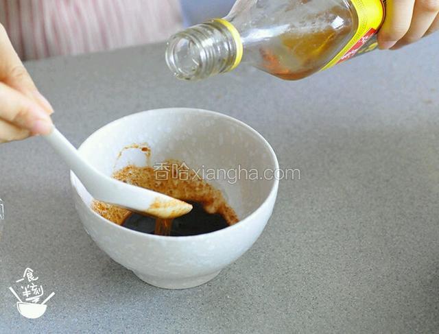 调个酱汁把～料酒、一勺酱油、黑胡椒奥尔良腌料一勺调成汁～加点儿水～