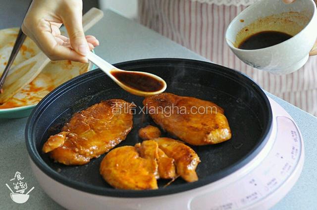 加入一点酱汁焖煮3分钟收汁～