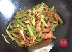 五花肉炒芹菜的做法图解6