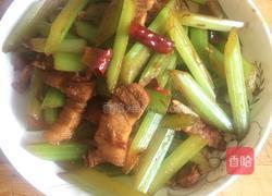五花肉炒芹菜的做法图解7