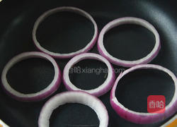 10分钟快手创意早餐-洋葱圈蛋卷的做法图解3