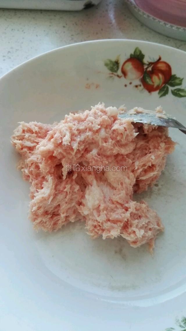 放入一瓣蒜，一起搅拌好，备用。