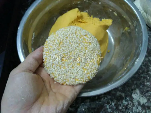 两面粘上适量的芝麻