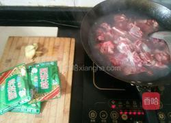 榨菜排骨汤的做法图解1