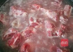 榨菜排骨汤的做法图解2