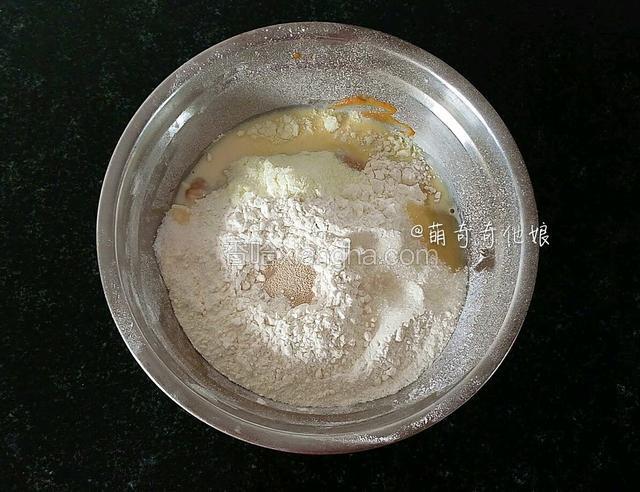 南瓜泥完全冷却后加入除黄油外的所有材料，包括南瓜泥，用筷子搅拌成絮状后再提到桌面上揉抻摔打。
