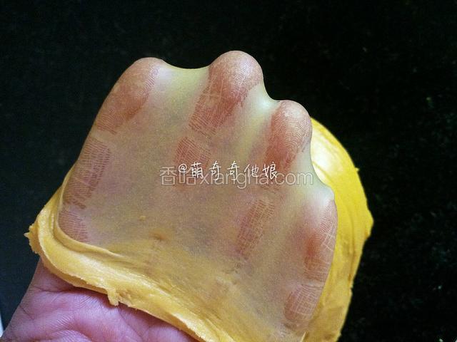 揉到能拉出厚膜的时候加入软化的黄油，继续揉摔至能拉出结实的半透明薄膜即可。
