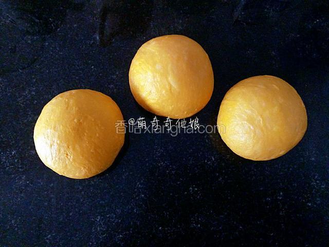 取出面团轻轻折叠按压排气，然后称重分割成3等份，滚圆盖保鲜膜松弛10分钟。