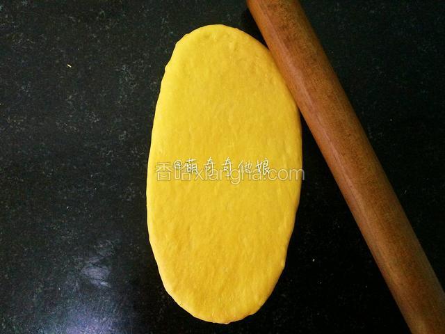 再擀成椭圆形。