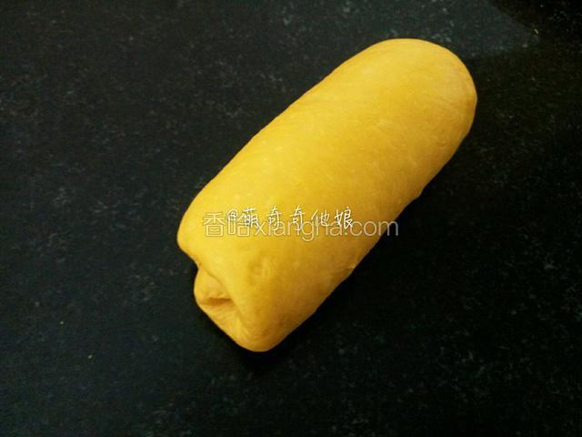 翻面，光面朝下，压薄底边，由上至下卷起来成筒状。圈数为1.5-2圈。