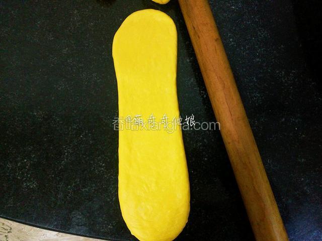再次擀开成牛舌状。