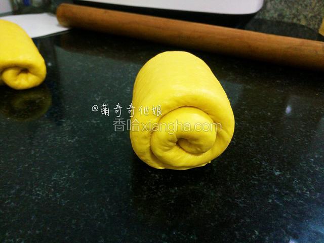 翻面，压薄底边，由上至下卷起来，圈数为2.5-3圈即可。
