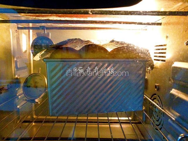 送入预热好的烤箱中下层，上下火180度，烤40分钟。
