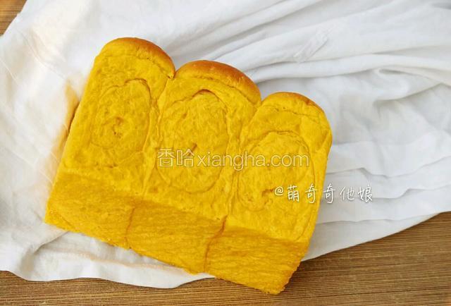 出炉后震一下脱模并平方在烤网上冷却后装袋密封保存。