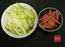 西葫芦炒香肠的做法图解2