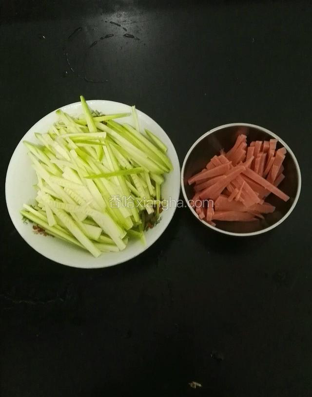 把西葫芦和香肠切成丝