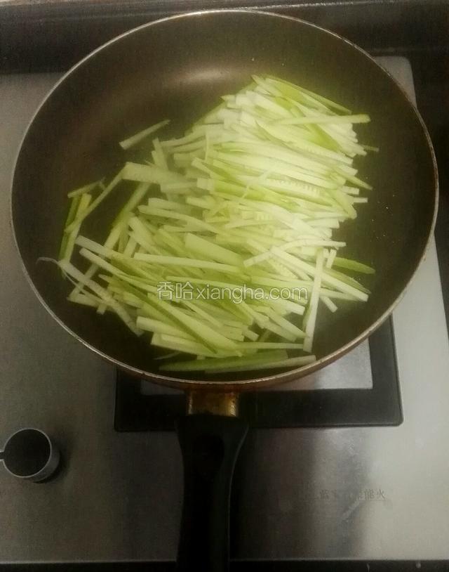 热锅起油，把西葫芦先放入翻炒
