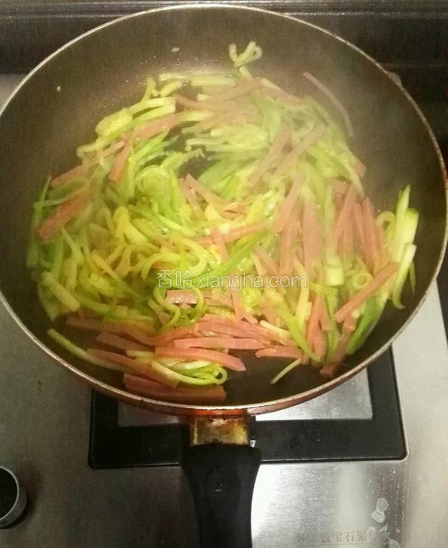 再炒两分钟，洒入鸡精调味，翻炒均匀