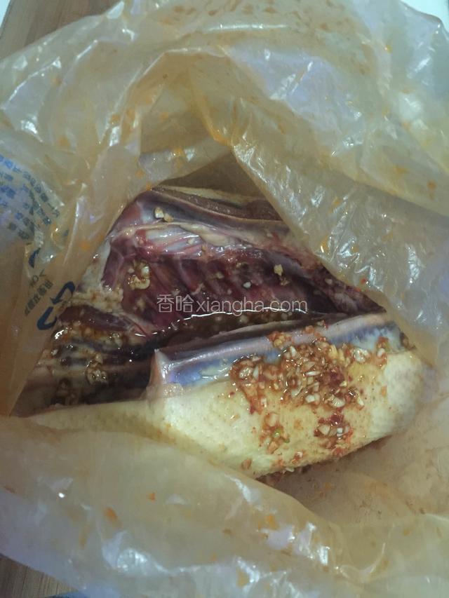 把鸭子放入稍厚一点的保鲜袋，把其余腌料汁倒入。